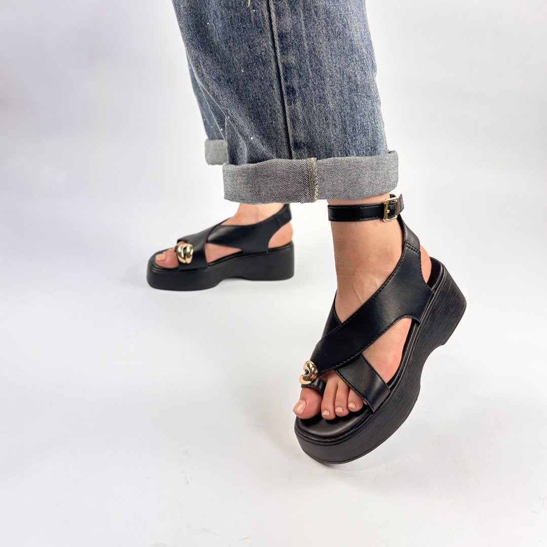 Sandale Negre cu Platformă de 5cm și Accesoriu Auriu la Deget - 2